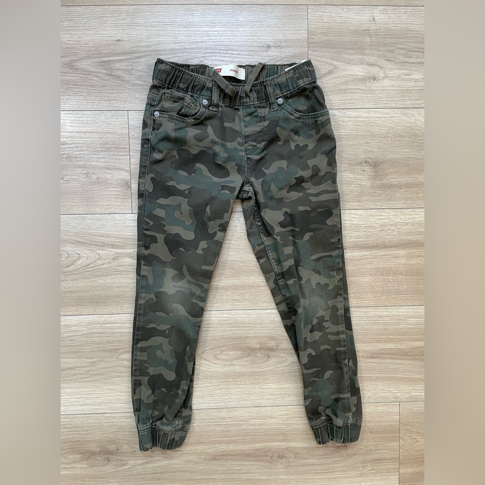 Levi's Green Camo Jogger Pants - Picture 2 of 6